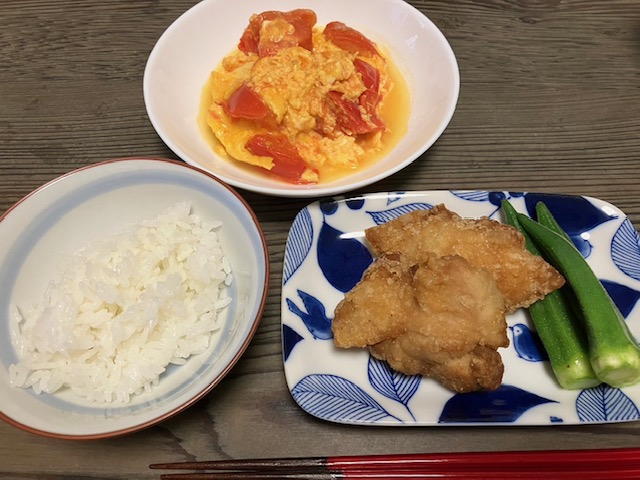 夕食は卵のトマト炒め
