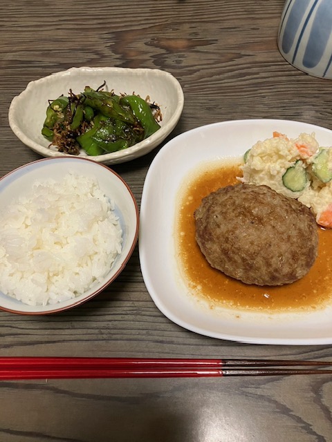 夕食はハンバーグと万願寺唐辛子のジャコと塩昆布炒め