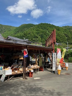 山間の観光地の土産物屋