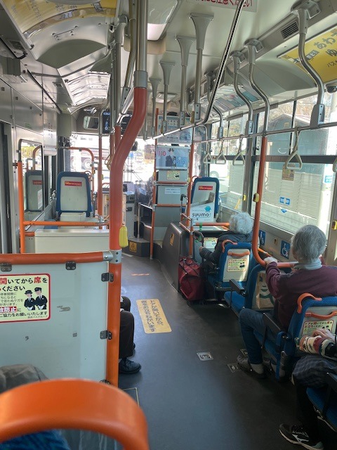 東京のバスの車内